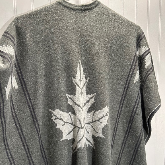 ROOTS Canada Poncho  - Grey Acrylic - Picture 6 of 7